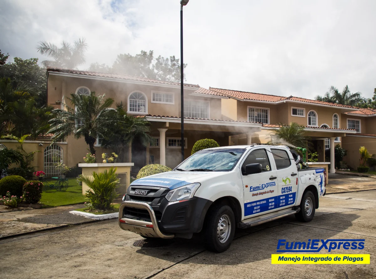 Vehículo rotulado de Fumi Express durante un servicio en una urbanización