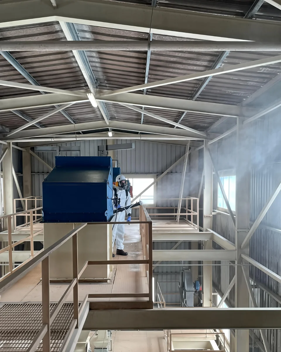 Técnico de Fumi Express aplicando tratamiento en una planta industrial
