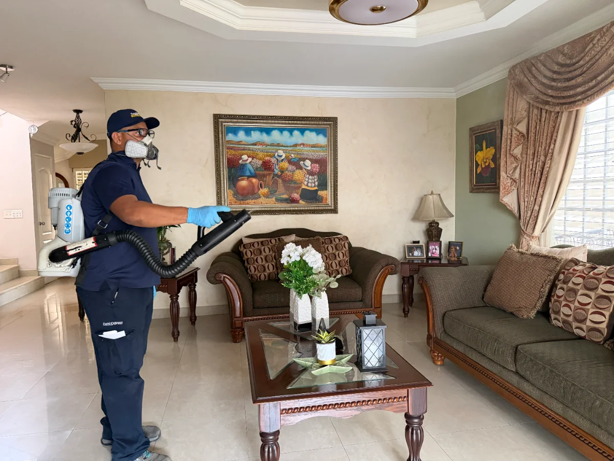 Técnico de Fumi Express aplicando tratamiento en una vivienda