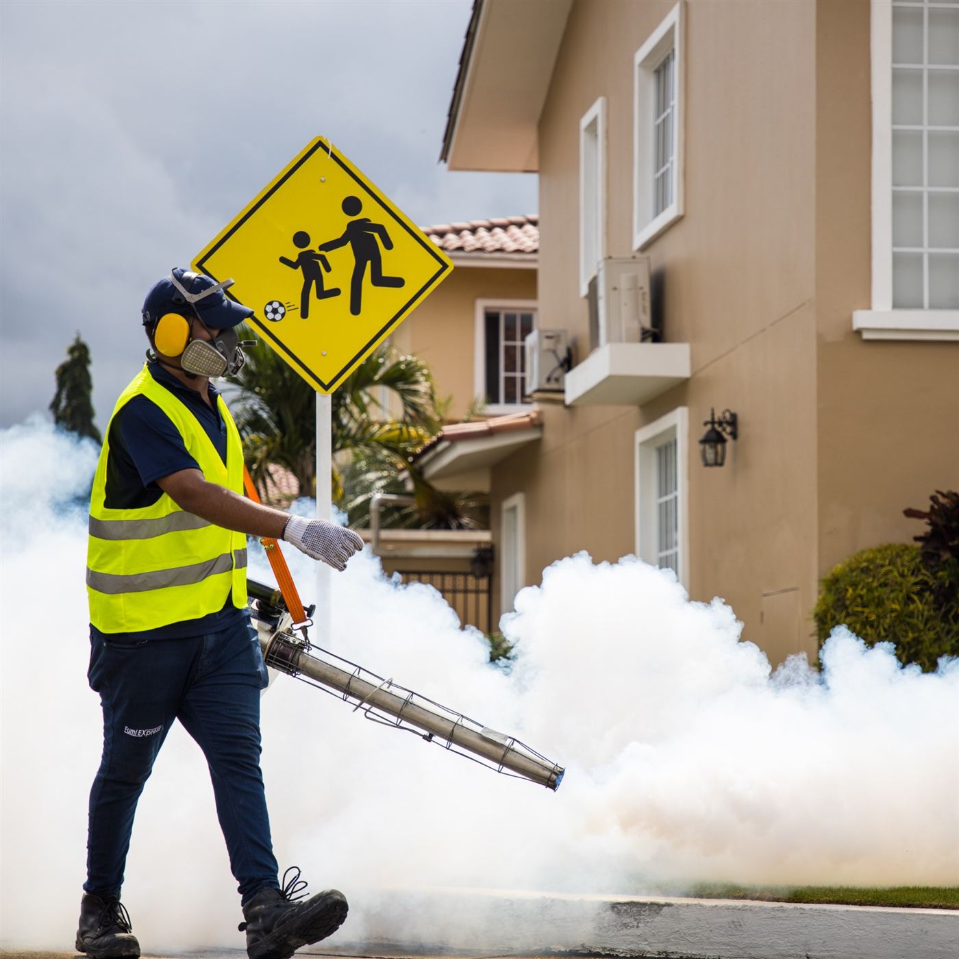 Técnico de Fumi Express aplicando termonebulización en el exterior de una vivienda